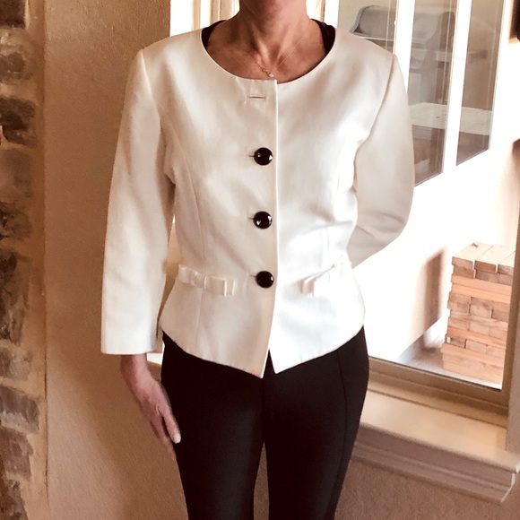 Tahari Arthur S Levine Jackets & Blazers - 🌺 Tahari 🌺- Arthur S Levine White Blazer